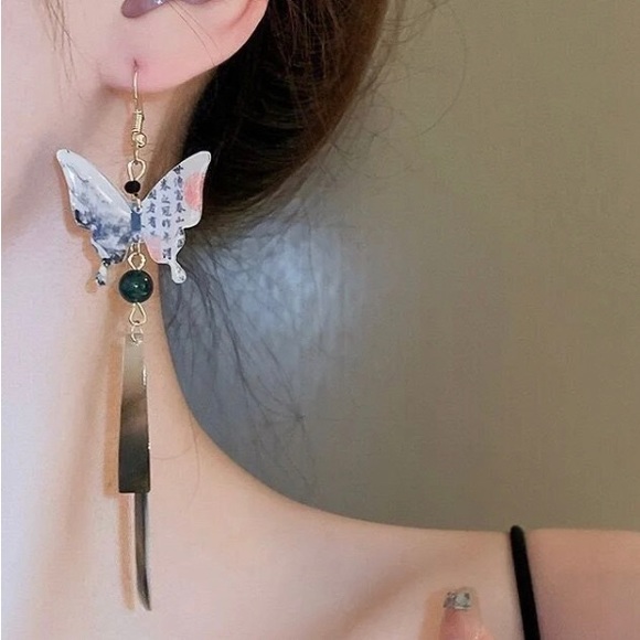 BUTTERFLY CALLIGRAPHY DROP EARRINGS NWOT - Picture 3 of 12